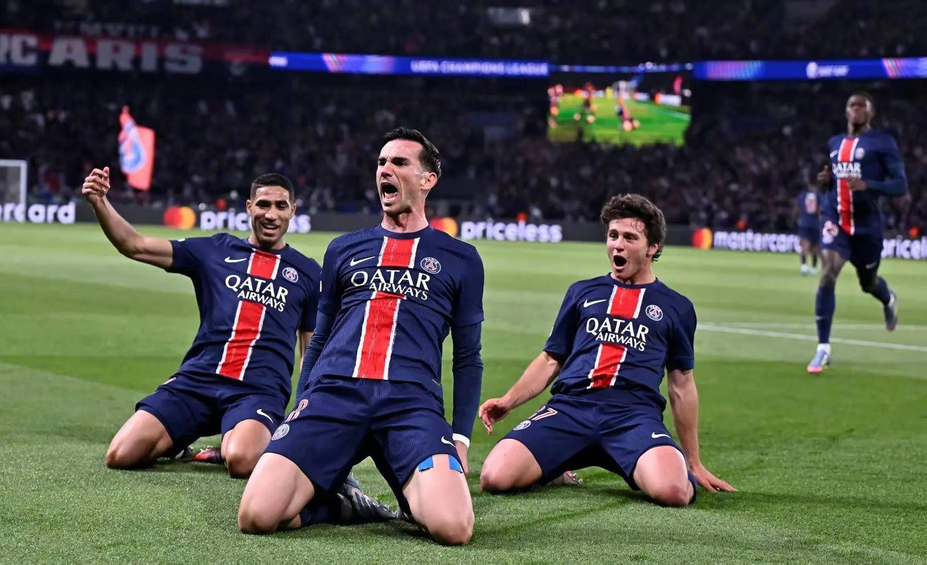 马曼在采访 马曼在采访